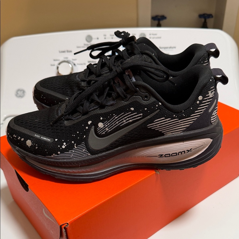 Women’s Nike Vomero 18 SE - Picture 3 of 5